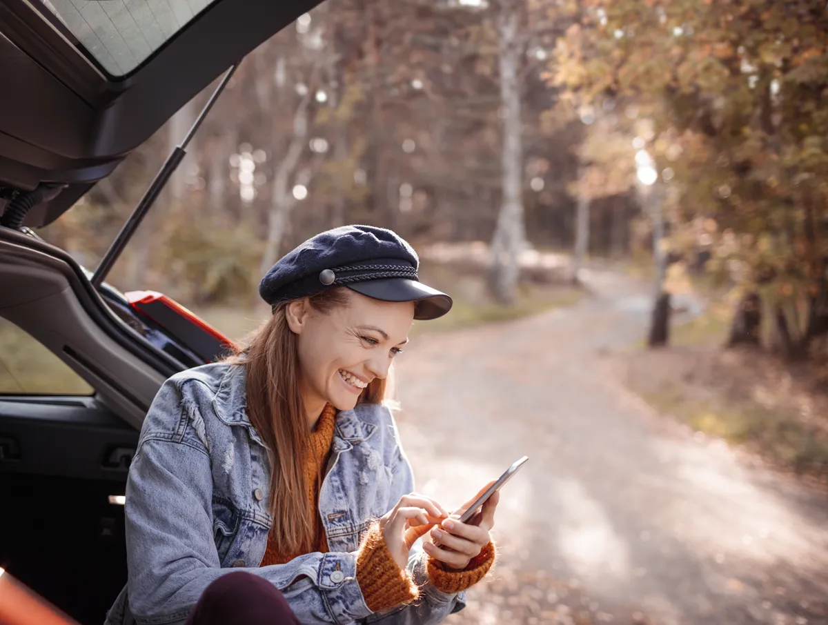 host_skog_kvinna_bil_mobil_iS-1135656988_RET