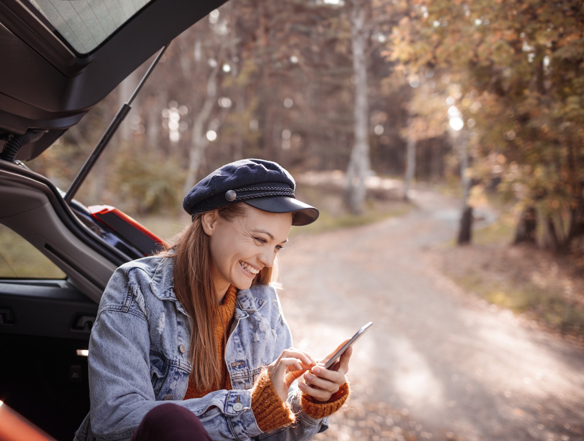 host_skog_kvinna_bil_mobil_iS-1135656988_RET